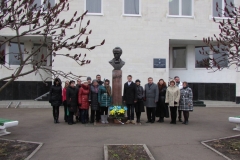Пам’ятник Тарасові Шевченку біля школи мистецтв