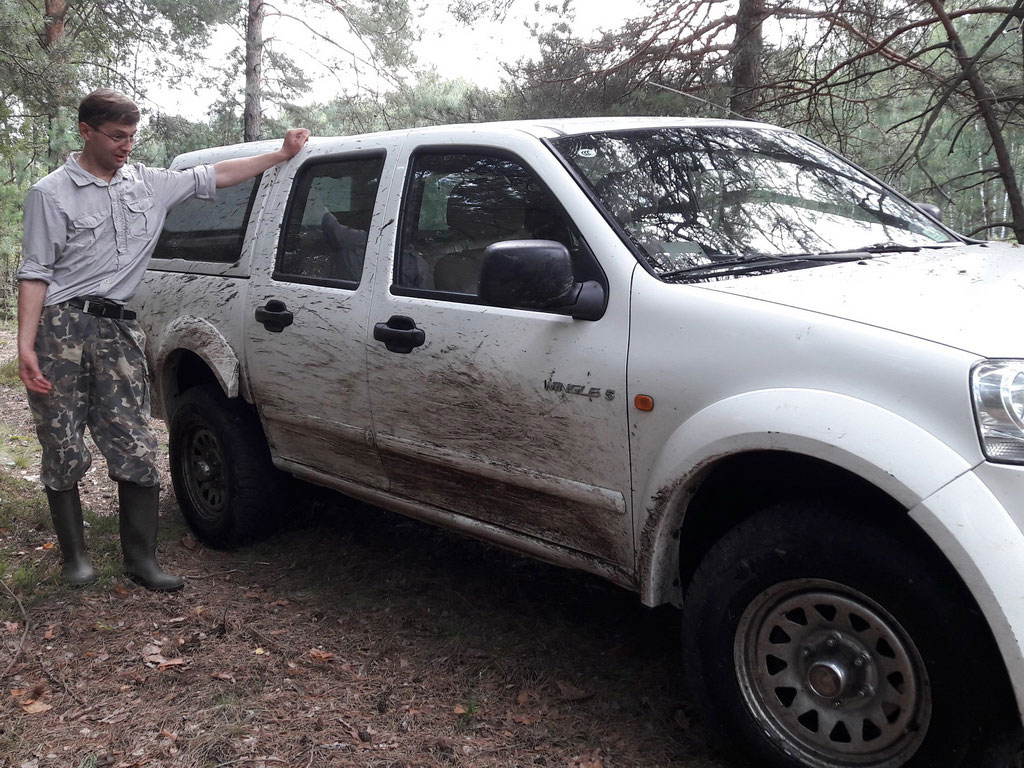 Під час польових робіт важко залишитися чистим/During the field work it is difficult to stay clean