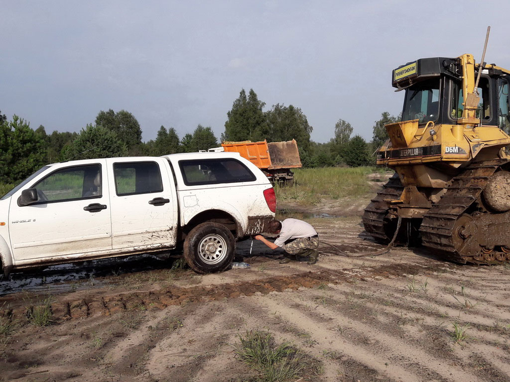 Евакуація машини з болота/Evacuation of the machine from the swamp