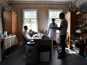 Обговорення деталей дослідження в польовій лабораторії/Discussion of the research details in the field laboratory