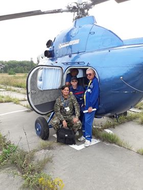 Екіпаж гелікоптера МІ-2 готовий до аерогаммазнімання/The crew of helicopter MI-2 is ready for airborne gamma survey